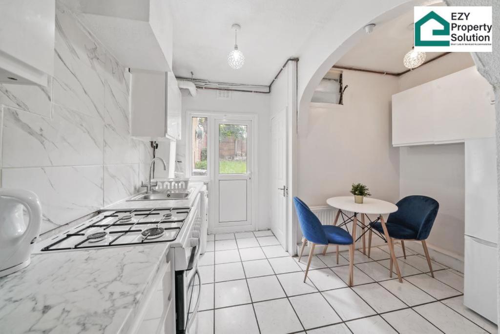 Casa de Férias Ezy Solution Short Lets & Serviced Norbury Londres